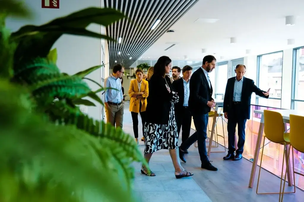 Inquieto - - 2 equipo de Inquieto y TotalEnergies en las oficinas de la multienergética