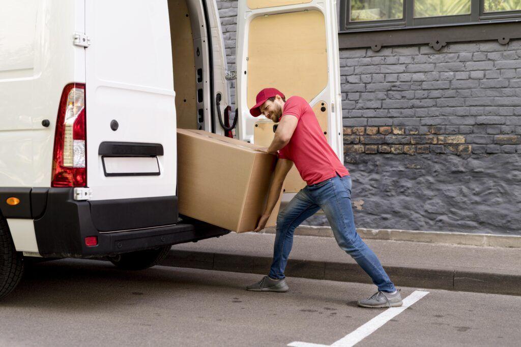 Repartidor recogiendo un paquete de una furgoneta