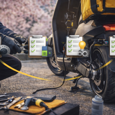 ecánico revisando un scooter eléctrico con checklist de mantenimiento, carga y neumáticos en primavera